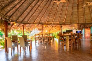 un restaurant avec des tables et des chaises et un grand toit dans l'établissement La Pintada Inn, à La Pintada