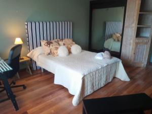 ein Schlafzimmer mit einem Bett mit Stofftieren darauf in der Unterkunft patricia in Villaviciosa de Odón