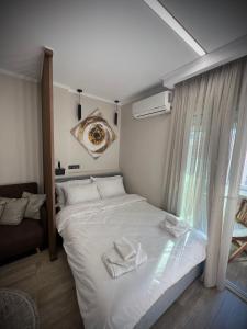 מיטה או מיטות בחדר ב-COZY DOWNTOWN APARTMENT