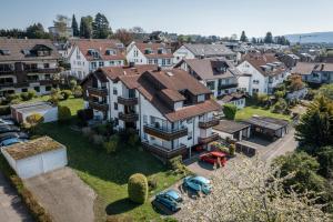 eine Luftaufnahme eines Wohnviertels mit Häusern in der Unterkunft Ferienwohnung Seeblick mit Blick auf die Alpen in Wasserburg