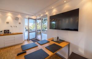 ein Wohnzimmer mit 3 Yogamatten auf einem Tisch in der Unterkunft Ferienwohnung Seeblick mit Blick auf die Alpen in Wasserburg