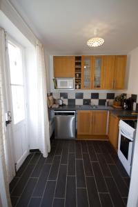 A kitchen or kitchenette at Gîte Aux Tuileries