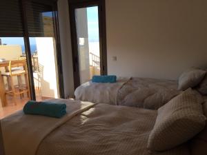 2 Betten in einem Zimmer mit Blick auf einen Balkon in der Unterkunft Casa Dollita - Semi Penthouse - 90 square meters terrace -breathtaking seaview in Mijas