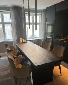 un comedor con una gran mesa de madera y sillas en Luxury new apartment - Heart of Copenhagen en Copenhague
