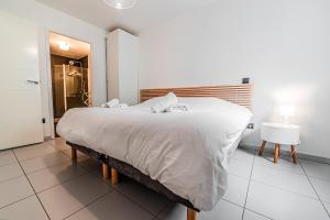 1 dormitorio con 1 cama grande y baño en WA 2.1 ·Légo, en Toulouse