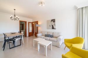 a living room with a couch and a table at Record Maritim II in Port d'Alcudia