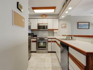 Nhà bếp/bếp nhỏ tại Beach Blanket - Spacious condo with Private beach access and resort amenities! condo