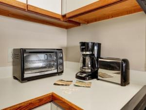 Nhà bếp/bếp nhỏ tại Beach Blanket - Spacious condo with Private beach access and resort amenities! condo +31 ảnh