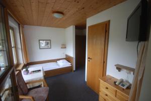 Łóżko lub łóżka w pokoju w obiekcie Pension Tirol