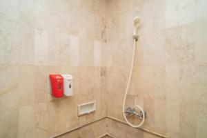 Koupelna v ubytování RedDoorz Plus near UIN Banjarmasin + 37 fotografií