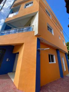 a building with an orange and blue door at RESIDENCIAL DOÑA GLORIA in San Felipe de Puerto Plata