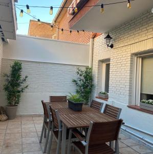 ein Holztisch und Stühle auf einer Terrasse in der Unterkunft Apartamento de Temporada en Madrid in Madrid