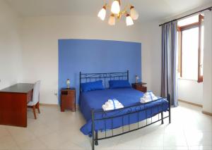 una camera blu con un letto con testiera blu di Villa Carmela a Piano di Sorrento