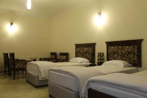 En eller flere senge i et værelse på Hotel Taj Darbar