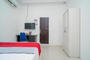 Tempat tidur dalam kamar di RedDoorz Syariah near Jalan A Yani KM 8 Citraland