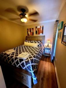 A bed or beds in a room at Charming Bungalow, Ocean Views, Central Location