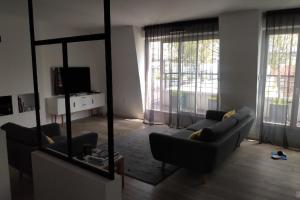 皮托的住宿－Appartement Cosy et Moderne Puteaux Paris La Defense，带沙发和镜子的客厅