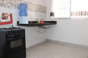 Küche/Küchenzeile in der Unterkunft Casa com Spa de Hidro com aquecedor a 700 mts do centro