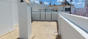 A balcony or terrace at Apartamento Conil Playa & céntrico, con Aire Acond y WIFI -SOLO FAMILIAS Y PAREJAS-
