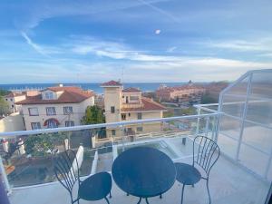 einen Balkon mit einem blauen Tisch und Stühlen darauf in der Unterkunft HUG HOTEL2022 in El Carrer del Canonge