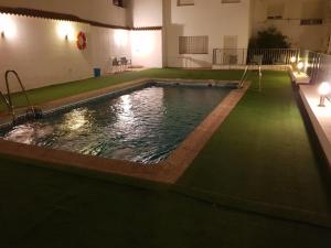 una piscina en un edificio con césped verde en Adrian y Vanessa 2 VFT/JA/00556, en Baeza