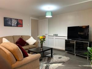 A seating area at Luxury Modern Belfast City Centre 2 Bed Apartment