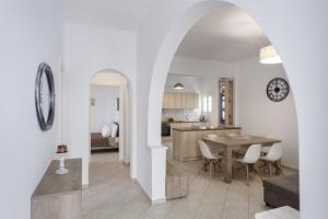 帕羅奇亞的住宿－Parian Charming 3bedroom Home，厨房以及带桌椅的起居室。