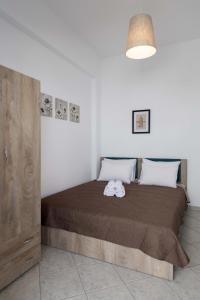 a bedroom with a bed with two towels on it at Parian Charming 3bedroom Home in Parikia
