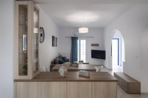 帕羅奇亞的住宿－Parian Charming 3bedroom Home，一间带厨房的客厅和一间带桌子的客厅