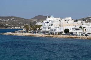 een groep witte huizen aan de oever van het water bij Parian Charming 3bedroom Home in Parikia