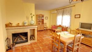 uma sala de estar com uma mesa e uma lareira em Casa rural Molino Pataslargas em Cotillas