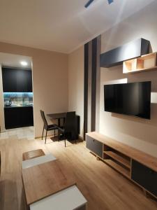 sala de estar con TV y mesa en ArchiC509, en Tiflis