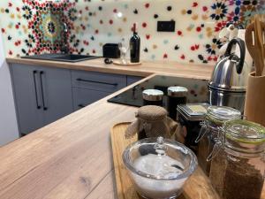 blat kuchenny ze szklaną miską na tablicy cięcia w obiekcie Rezydencja pod Cergową Wellness & SPA w mieście Dukla