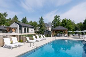 The swimming pool at or close to Mount Snow Lodging