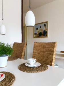 un tavolo con sedie e una tazza di caffè sopra di Seeschlösschen - Whg 6 nur wenige Schritte zum Strand a Grömitz