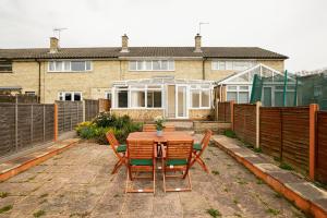 Gallery image of Skyvillion - STEVENAGE SPACIOUS & COZY 3Bed House with Parking, Wifi, Garden in Aston End