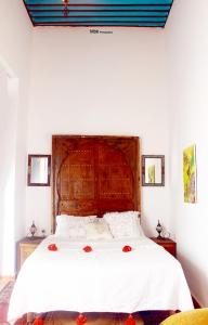 A bed or beds in a room at Riad Khmisa