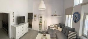 Una sala de estar con un sofá y un televisor. en BUDGET DOWNTOWN APARTMENT- Harma I, en Mykonos ciudad