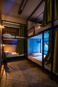 ein paar Etagenbetten in einem Zimmer in der Unterkunft Bedway Athens Hostel in Athen