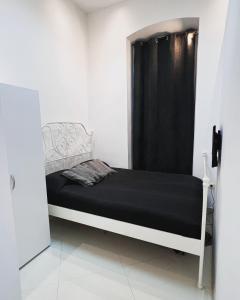 una camera da letto con un letto con una tenda nera di Stan Na Dan Vrsac 1 a Vršac