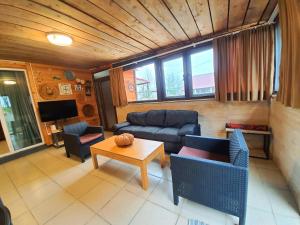 TV/trung tâm giải trí tại House & Yard Sesil L 90 m to beach