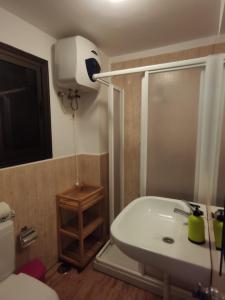 Ein Badezimmer in der Unterkunft CASA MARIA - Canteras Beach