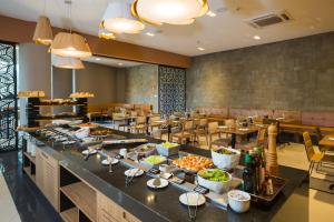 a restaurant with a buffet line with food at Cyan Resort by Atlantica in Itupeva