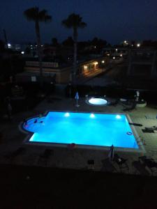 een leeg zwembad 's nachts bij Alexandros Studios Moraitika in Moraitika