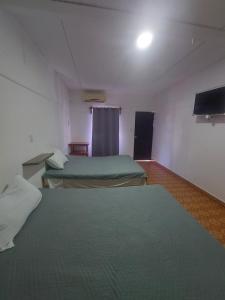 Cette chambre comprend 2 lits et une télévision à écran plat. dans l'établissement EL ANCLA, à Ciudad del Carmen