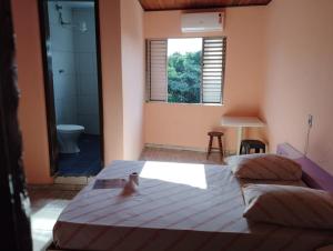 Postel nebo postele na pokoji v ubytování Hotel Palace Vila Sônia