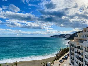 widok na ocean z budynku w obiekcie Estudio Deluxe Primera Línea CHINASOL w Almuñécar