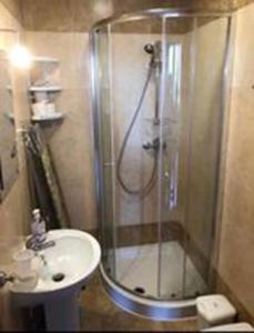 Koupelna v ubytování Qronfli Holiday Apartments With Swimming Pool
