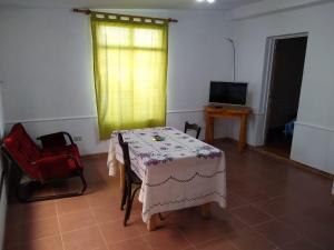 um quarto com uma mesa, uma cadeira e uma televisão em Departamento Güemes em San Luis