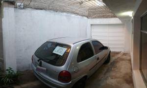 un coche aparcado en un garaje con un cartel en la ventana en Departamento Güemes en San Luis